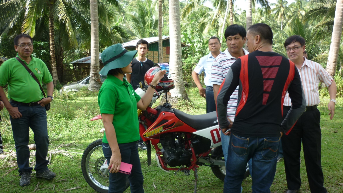 Dr. Luz O. Moreno of VSU’s National Abaca Research Center explaining to the participants the abaca nursery project during the field visit and ocular inspection.