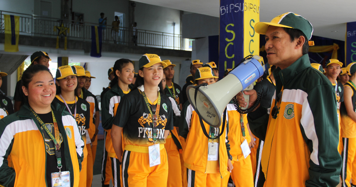 PEP TALK. VSU President Edgardo E. Tulin speaks with the Pythons before the opening ceremony of SCUAA-8 at Biliran.