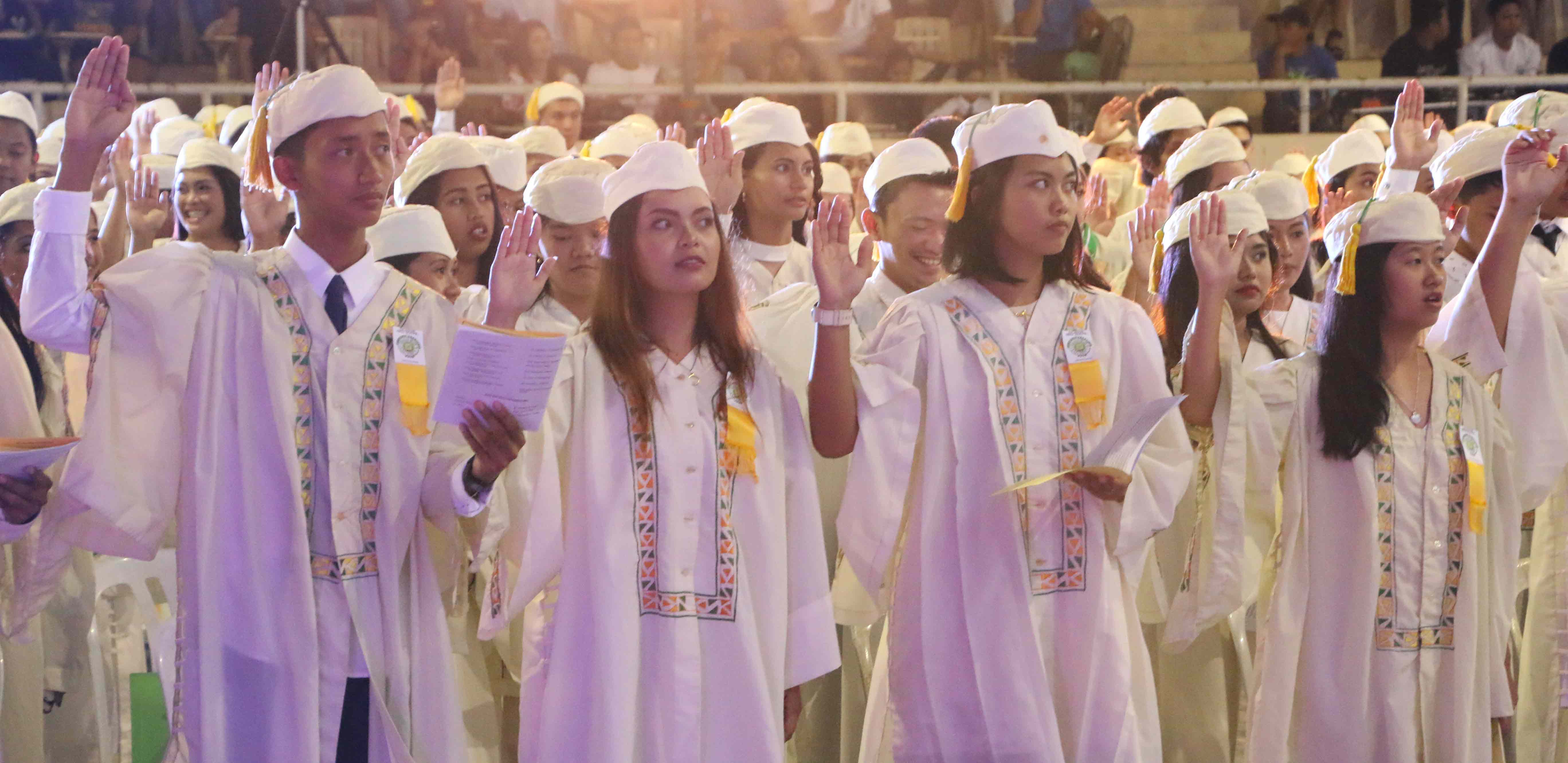 The university’s first graduating batch of VSUSHS program marched the stage wearing the distinct-looking ‘togarong’, a portmanteau of ‘toga’ and ‘barong’. It is a barong tagalog-inspired toga made from pineapple fabric which was first worn by ViSCA graduates in the 80’s and 90’s.